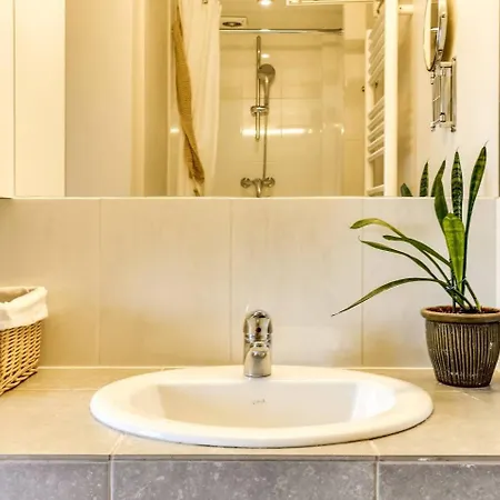 Apartment Guestready - French Flair Rooftop Hideaway